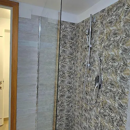 דירה With Terrace, Air Conditioning